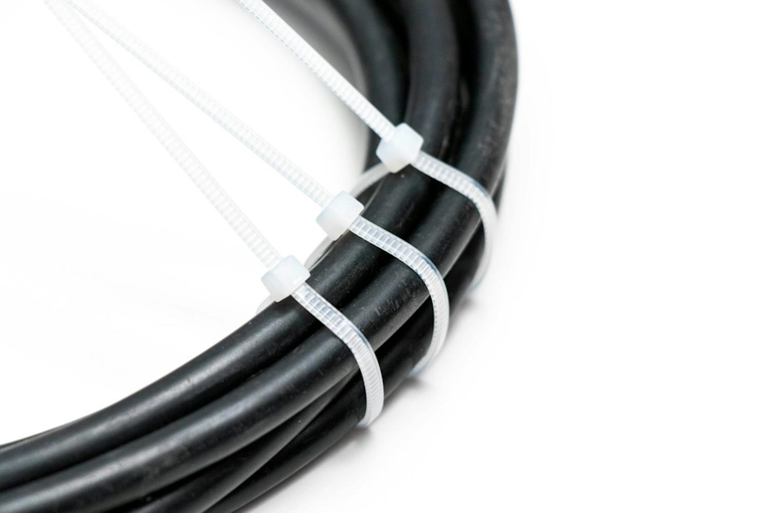 Få ordning på sladdarna med buntband Få ordning på sladdarna med buntband